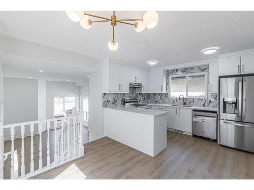 122 Sandstone Drive Nw, Calgary, AB - Indoor Photo Showing Kitchen