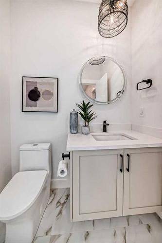 440 23 Avenue Nw, Calgary, AB - Indoor Photo Showing Bathroom