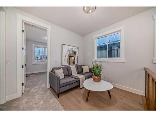 440 23 Avenue Nw, Calgary, AB - Indoor Photo Showing Living Room