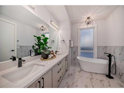 440 23 Avenue Nw, Calgary, AB - Indoor Photo Showing Bathroom