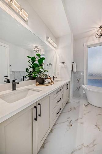 440 23 Avenue Nw, Calgary, AB - Indoor Photo Showing Bathroom