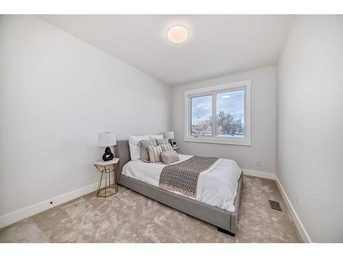 440 23 Avenue Nw, Calgary, AB - Indoor Photo Showing Bedroom