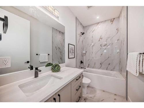 440 23 Avenue Nw, Calgary, AB - Indoor Photo Showing Bathroom