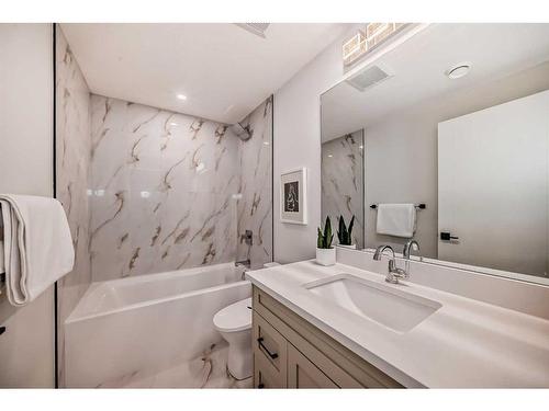 440 23 Avenue Nw, Calgary, AB - Indoor Photo Showing Bathroom