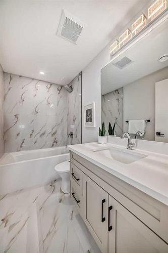 440 23 Avenue Nw, Calgary, AB - Indoor Photo Showing Bathroom