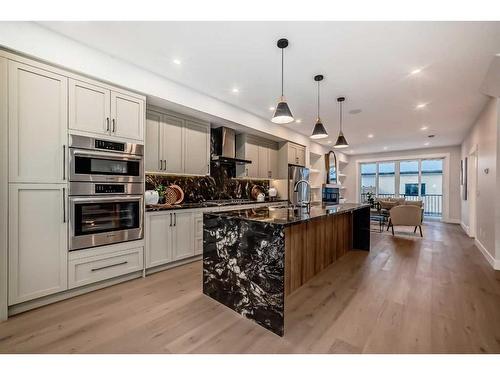 440 23 Avenue Nw, Calgary, AB - Indoor Photo Showing Kitchen With Upgraded Kitchen