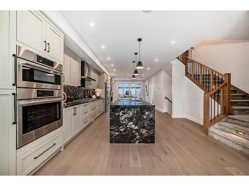 440 23 Avenue Nw, Calgary, AB - Indoor Photo Showing Kitchen With Upgraded Kitchen