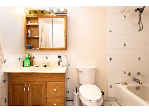 992 Rundlecairn Way Ne, Calgary, AB - Indoor Photo Showing Bathroom