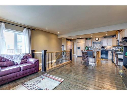 3140 46 Street Sw, Calgary, AB - Indoor Photo Showing Living Room