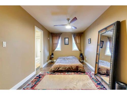 3140 46 Street Sw, Calgary, AB - Indoor Photo Showing Bedroom