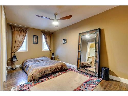 3140 46 Street Sw, Calgary, AB - Indoor Photo Showing Bedroom