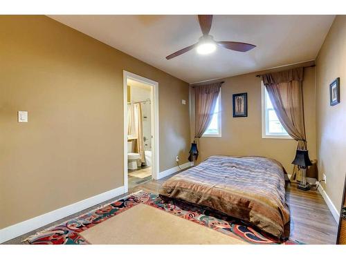 3140 46 Street Sw, Calgary, AB - Indoor Photo Showing Bedroom