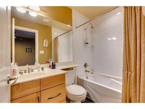 3140 46 Street Sw, Calgary, AB - Indoor Photo Showing Bathroom