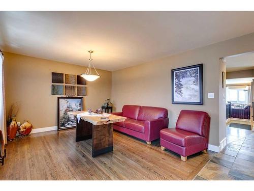 3140 46 Street Sw, Calgary, AB - Indoor Photo Showing Living Room