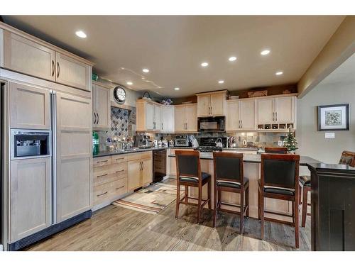 3140 46 Street Sw, Calgary, AB - Indoor Photo Showing Kitchen