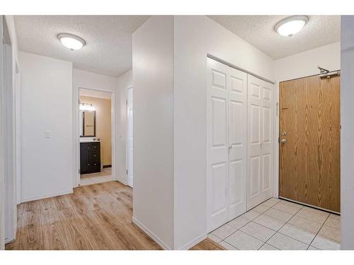 109-1712 38 Street Se, Calgary, AB - Indoor Photo Showing Other Room