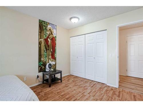 109-1712 38 Street Se, Calgary, AB - Indoor Photo Showing Bedroom