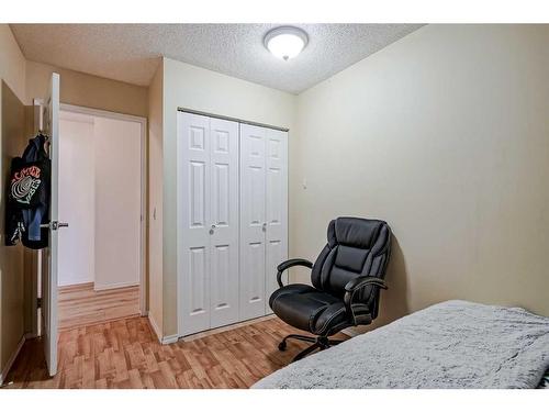 109-1712 38 Street Se, Calgary, AB - Indoor Photo Showing Bedroom