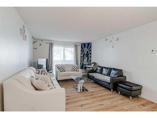 109-1712 38 Street Se, Calgary, AB - Indoor Photo Showing Living Room