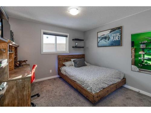 113 Heritage Cove, Cochrane, AB - Indoor Photo Showing Bedroom