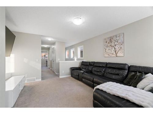 22 Kingfisher Crescent Se, Airdrie, AB - Indoor Photo Showing Living Room