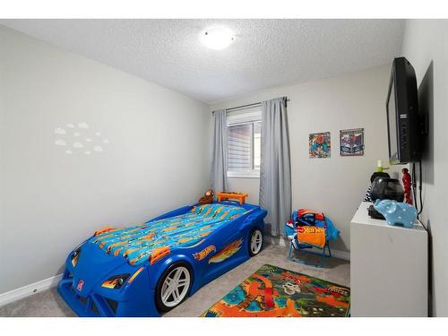 22 Kingfisher Crescent Se, Airdrie, AB - Indoor Photo Showing Bedroom