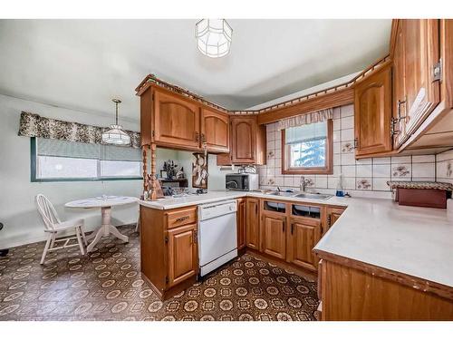 2622 42 Street Se, Calgary, AB - Indoor Photo Showing Kitchen