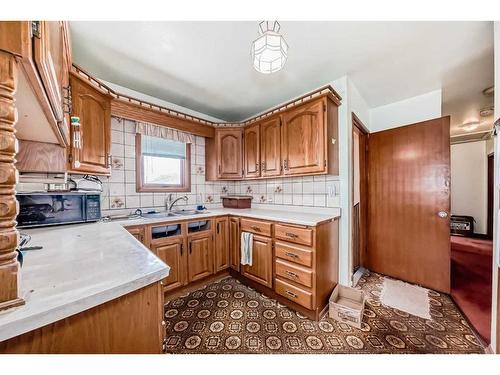 2622 42 Street Se, Calgary, AB - Indoor Photo Showing Kitchen With Double Sink