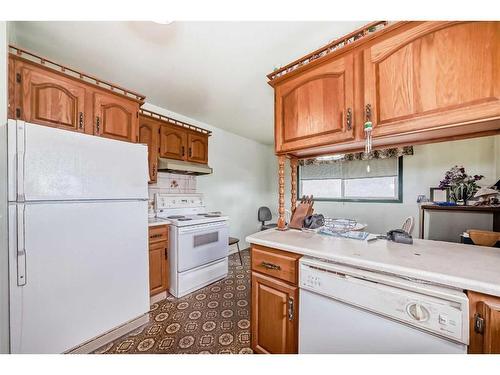 2622 42 Street Se, Calgary, AB - Indoor Photo Showing Kitchen