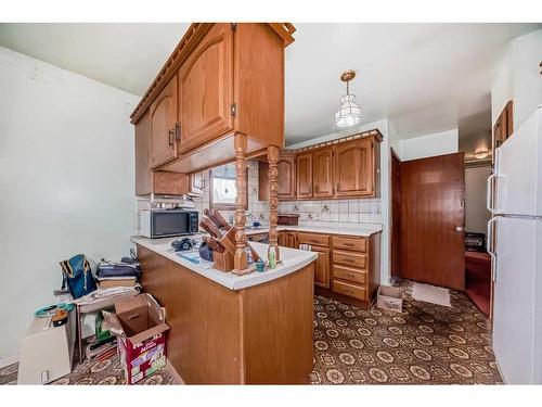 2622 42 Street Se, Calgary, AB - Indoor Photo Showing Kitchen