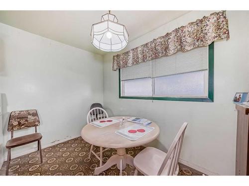 2622 42 Street Se, Calgary, AB - Indoor Photo Showing Dining Room