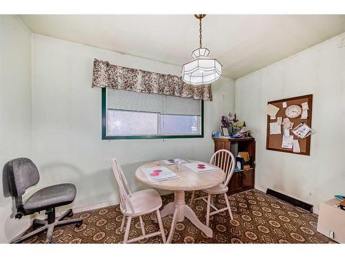 2622 42 Street Se, Calgary, AB - Indoor Photo Showing Dining Room