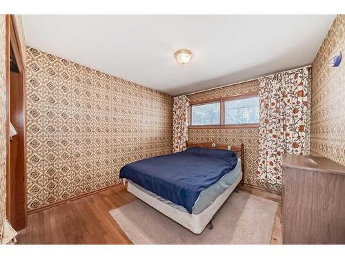 2622 42 Street Se, Calgary, AB - Indoor Photo Showing Bedroom