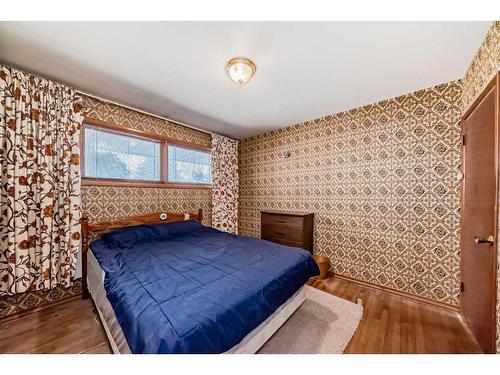 2622 42 Street Se, Calgary, AB - Indoor Photo Showing Bedroom