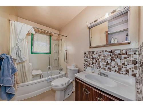 2622 42 Street Se, Calgary, AB - Indoor Photo Showing Bathroom