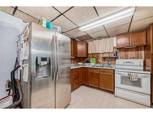 2622 42 Street Se, Calgary, AB - Indoor Photo Showing Kitchen