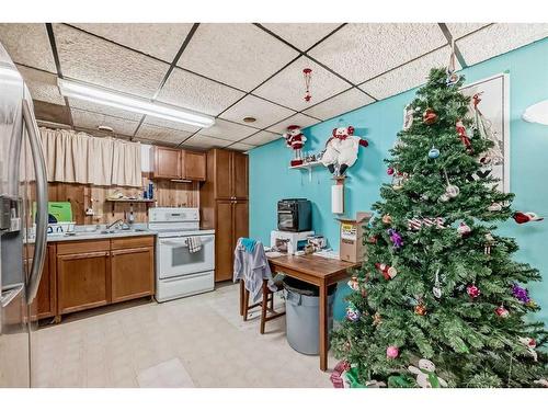 2622 42 Street Se, Calgary, AB - Indoor Photo Showing Kitchen