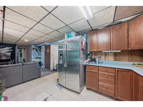 2622 42 Street Se, Calgary, AB - Indoor Photo Showing Kitchen