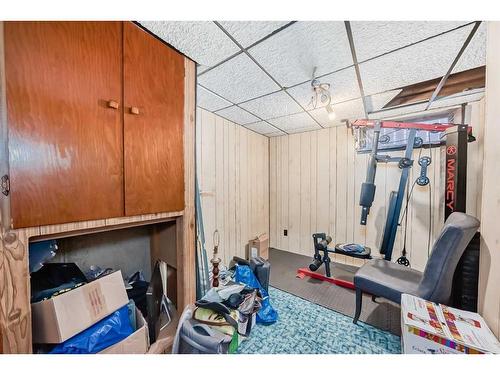 2622 42 Street Se, Calgary, AB - Indoor Photo Showing Gym Room