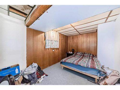 2622 42 Street Se, Calgary, AB - Indoor Photo Showing Bedroom