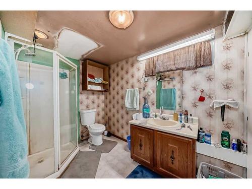 2622 42 Street Se, Calgary, AB - Indoor Photo Showing Bathroom