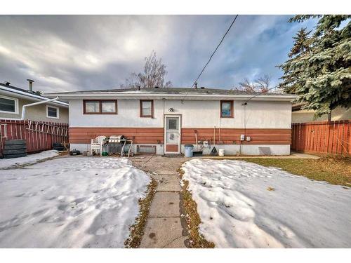 2622 42 Street Se, Calgary, AB - Outdoor