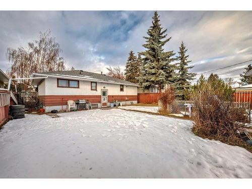 2622 42 Street Se, Calgary, AB - Outdoor