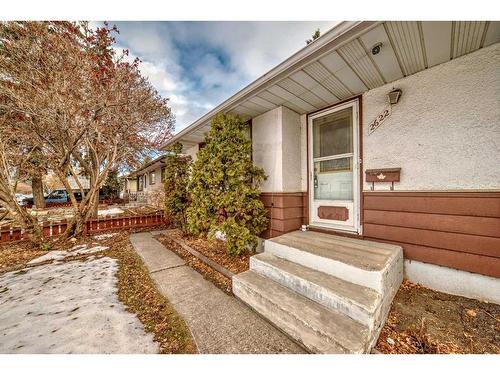 2622 42 Street Se, Calgary, AB - Outdoor