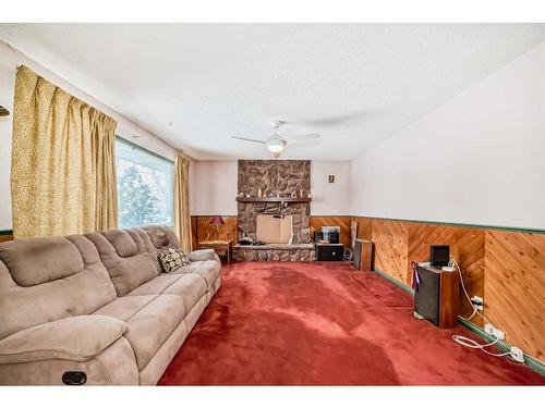 2622 42 Street Se, Calgary, AB - Indoor Photo Showing Living Room