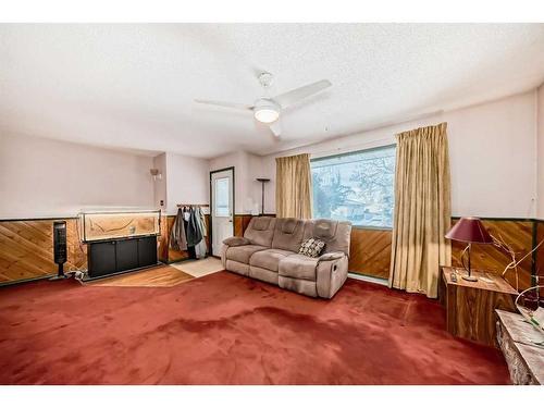 2622 42 Street Se, Calgary, AB - Indoor Photo Showing Living Room