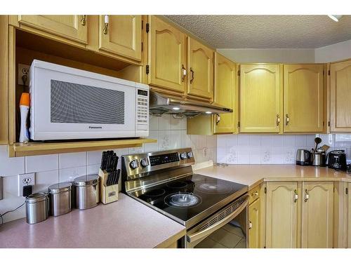 250 Coral Keys Court Ne, Calgary, AB - Indoor Photo Showing Kitchen