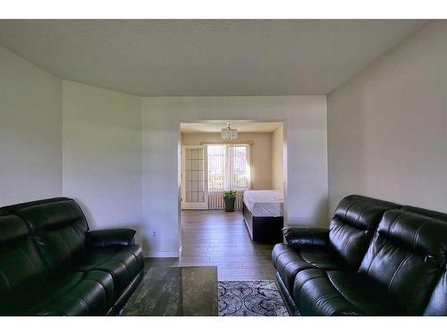 250 Coral Keys Court Ne, Calgary, AB - Indoor Photo Showing Living Room