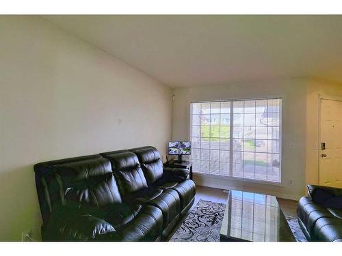 250 Coral Keys Court Ne, Calgary, AB - Indoor Photo Showing Living Room