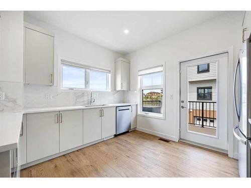 585 Mahogany Road Se, Calgary, AB - Indoor Photo Showing Kitchen